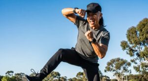 À 50 ans, marcher ne suffit plus : cette méthode simple inspirée de l’armée américaine renforce vraiment les muscles