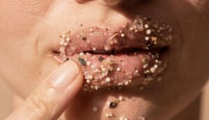 Lèvres gercées : le baume seul ne suffit pas, les dermatologues recommandent un gommage doux une fois par semaine