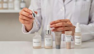 Vitamine A en cosmétique : rétinol, rétinal ou trétinoïne, les différences expliquées simplement par un dermatologue