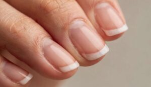 Ongles fragiles au changement de saison : biotine et zinc sont-ils vraiment efficaces ? La réponse des dermatologues