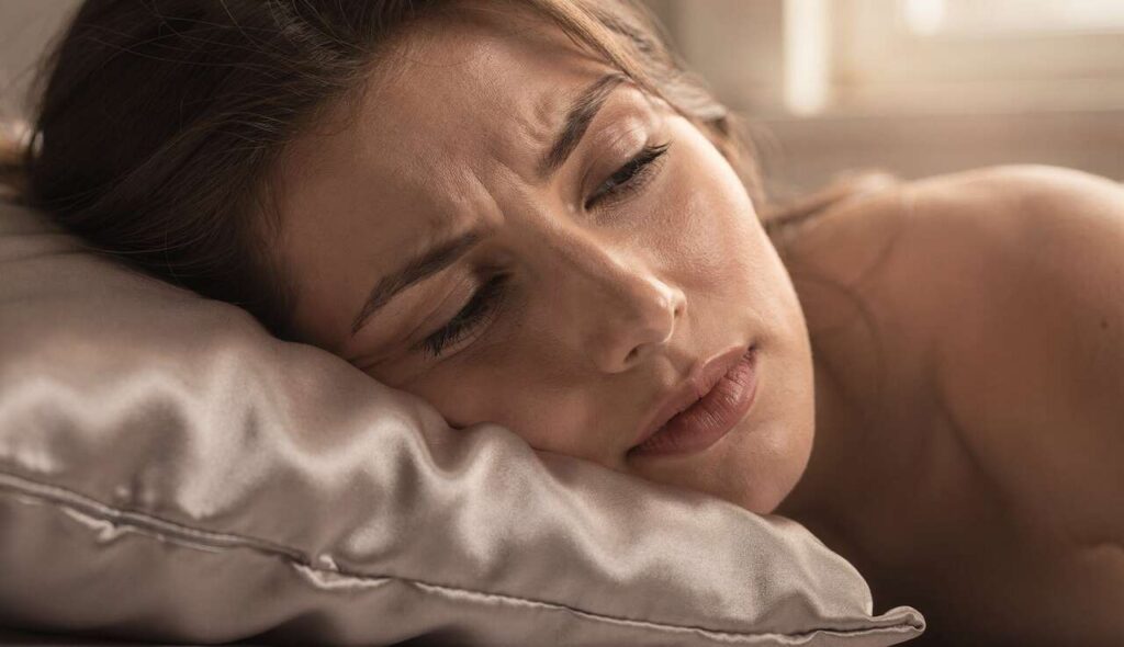 Rides du sommeil : la taie d’oreiller en soie réduit-elle vraiment les marques ? Ce que montrent les études