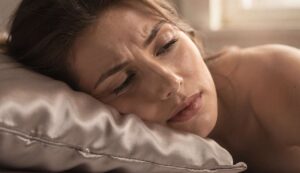 Rides du sommeil : la taie d&rsquo;oreiller en soie réduit-elle vraiment les marques ? Ce que montrent les études